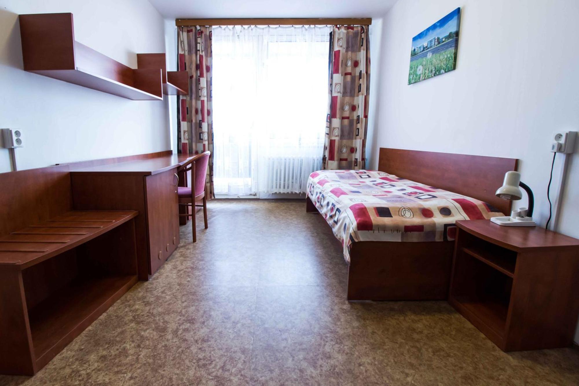 Eislerova Kolej Jarov Хостел *